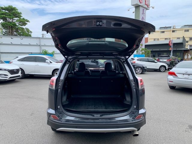 2016年 豐田 RAV4 灰 2.0 行李架/摸門解鎖/倒車顯影/感應式雨刷/行車紀錄器/I-KEY/抬頭顯示器  第5張相片