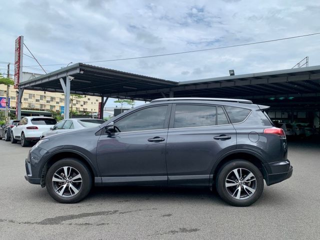 2016年 豐田 RAV4 灰 2.0 行李架/摸門解鎖/倒車顯影/感應式雨刷/行車紀錄器/I-KEY/抬頭顯示器  第8張相片