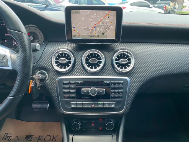 2013年 賓士 A250 黑2.0 總代理~ 空力套件/抬頭顯示器/倒車顯影/中控螢幕/衛星導航/電子手剎/行車記錄器  第13張相片