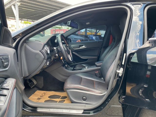 2013年 賓士 A250 黑2.0 總代理~ 空力套件/抬頭顯示器/倒車顯影/中控螢幕/衛星導航/電子手剎/行車記錄器  第15張相片