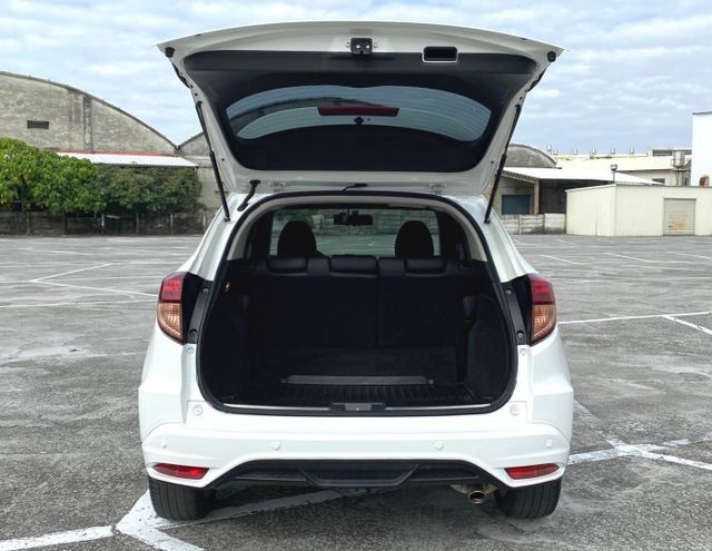 2018年 本田 HR-V S版 白 1.8 倒車顯影/I-KEY/衛星導航/換檔撥片/電子手剎/行車記錄器/液晶螢幕  第4張相片