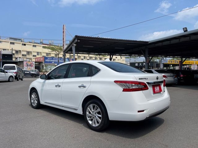 2013年 日產 SUPER SENTRA 白 1.8 抬頭顯示器/音響主機/後視鏡指示燈/核桃木飾版/後座出風口  第6張相片
