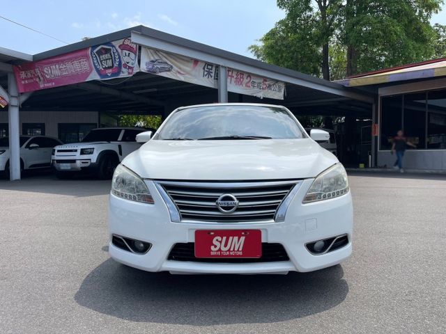 2013年 日產 SUPER SENTRA 白 1.8 抬頭顯示器/音響主機/後視鏡指示燈/核桃木飾版/後座出風口  第9張相片