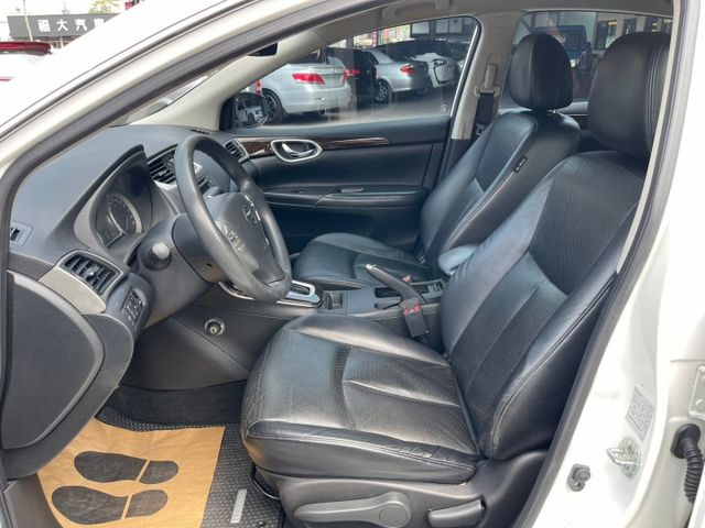 2013年 日產 SUPER SENTRA 白 1.8 抬頭顯示器/音響主機/後視鏡指示燈/核桃木飾版/後座出風口  第12張相片