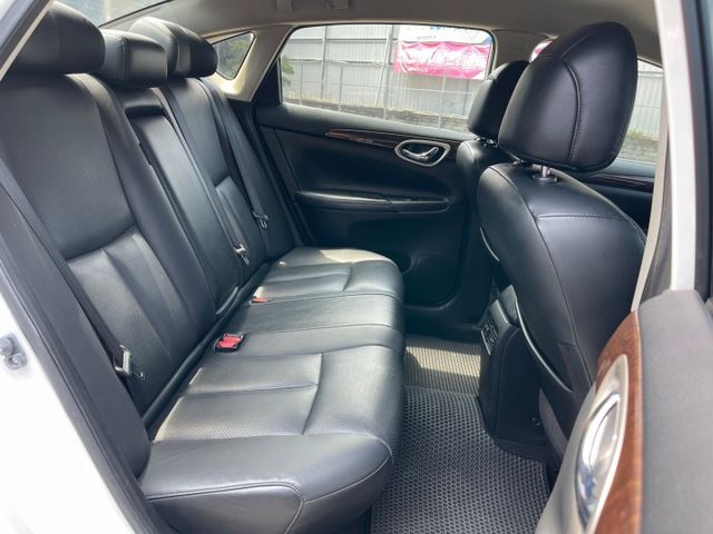 2013年 日產 SUPER SENTRA 白 1.8 抬頭顯示器/音響主機/後視鏡指示燈/核桃木飾版/後座出風口  第16張相片