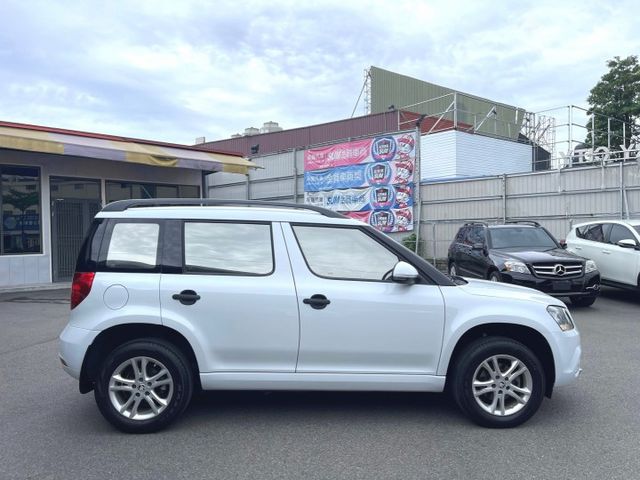 2014年SKODA YETI 白 1.2 總代理~倒車雷達、道顯影、後視鏡方向指示燈、胎壓監控、後座出風口  第2張相片