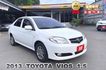 2013年 豐田 VIOS 白1.5 原版件 數位顯示儀錶/電動折疊後視鏡/行車紀錄器/衛星導航/倒車顯影/前,後霧燈  第1張縮圖