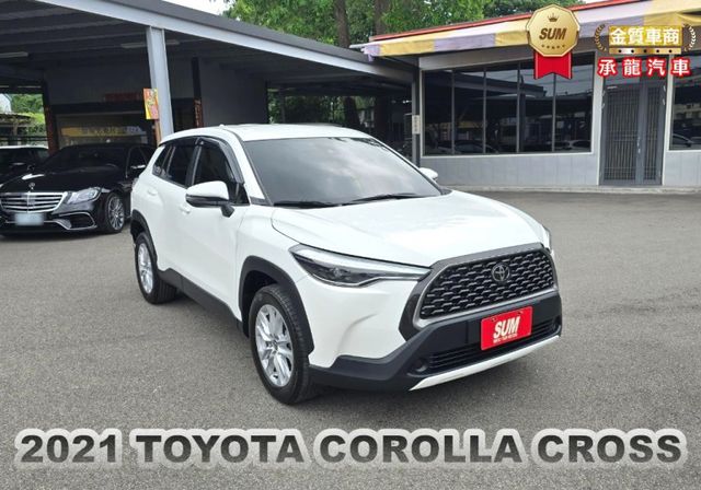 2021年豐田 COROLLA CROSS 白 尊爵版 1.8 摸門、I-KEY、按鈕式發車、盲點偵測、後座出風口  第1張相片