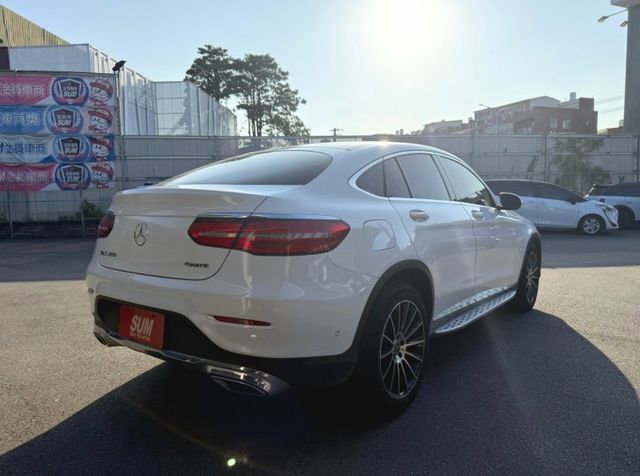 2019年 賓士 GLC250 COUPE 白 2.0 環景系統/電動尾門/4WD/行車記錄器/電動座椅/中控螢幕  第3張相片