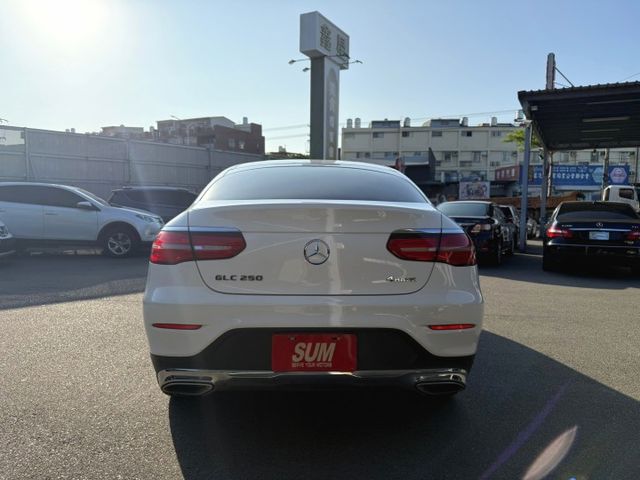 2019年 賓士 GLC250 COUPE 白 2.0 環景系統/電動尾門/4WD/行車記錄器/電動座椅/中控螢幕  第4張相片