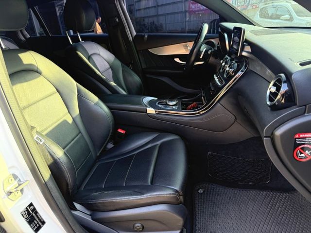 2019年 賓士 GLC250 COUPE 白 2.0 環景系統/電動尾門/4WD/行車記錄器/電動座椅/中控螢幕  第15張相片