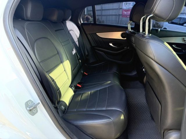 2019年 賓士 GLC250 COUPE 白 2.0 環景系統/電動尾門/4WD/行車記錄器/電動座椅/中控螢幕  第16張相片