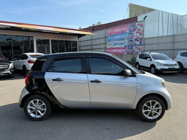 2015年 SMART FORFOUR 銀黑 1.0 衛星導航/定速巡航/車前雷達/倒車顯影/中控螢幕/方向盤快控鍵  第2張相片