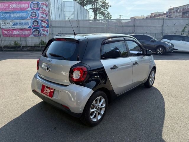 2015年 SMART FORFOUR 銀黑 1.0 衛星導航/定速巡航/車前雷達/倒車顯影/中控螢幕/方向盤快控鍵  第3張相片