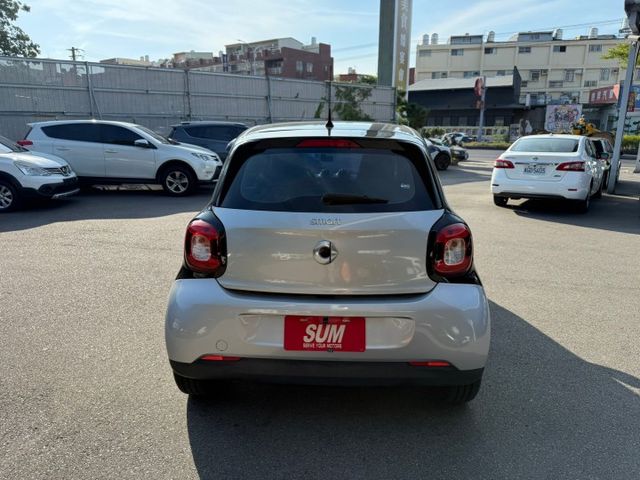 2015年 SMART FORFOUR 銀黑 1.0 衛星導航/定速巡航/車前雷達/倒車顯影/中控螢幕/方向盤快控鍵  第4張相片