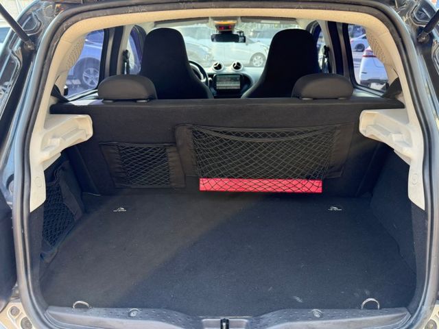 2015年 SMART FORFOUR 銀黑 1.0 衛星導航/定速巡航/車前雷達/倒車顯影/中控螢幕/方向盤快控鍵  第6張相片