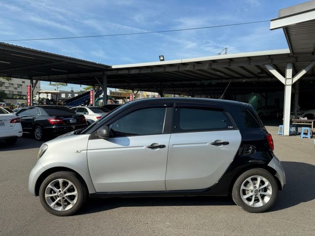 2015年 SMART FORFOUR 銀黑 1.0 衛星導航/定速巡航/車前雷達/倒車顯影/中控螢幕/方向盤快控鍵  第8張相片