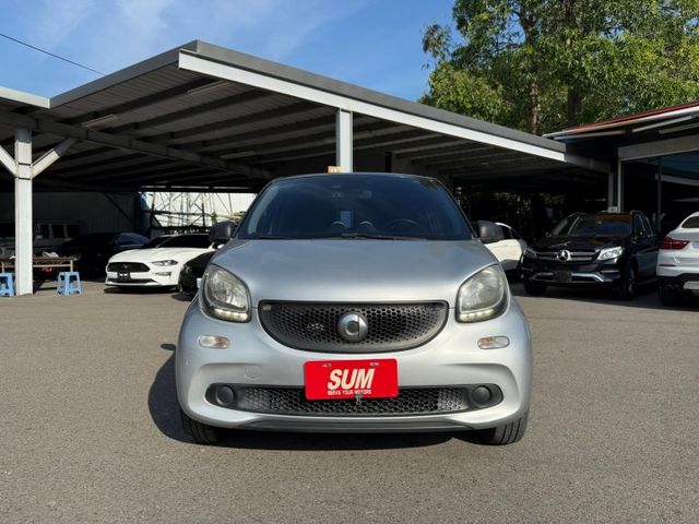 2015年 SMART FORFOUR 銀黑 1.0 衛星導航/定速巡航/車前雷達/倒車顯影/中控螢幕/方向盤快控鍵  第10張相片