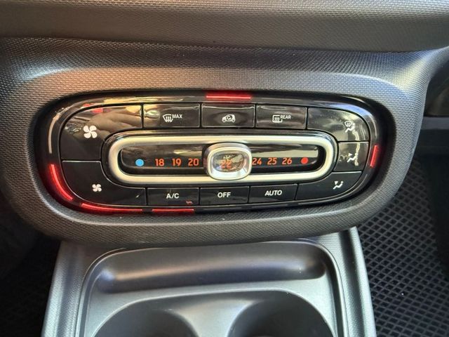 2015年 SMART FORFOUR 銀黑 1.0 衛星導航/定速巡航/車前雷達/倒車顯影/中控螢幕/方向盤快控鍵  第12張相片