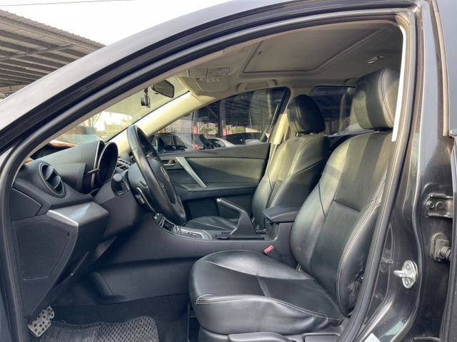 2010年 馬自達 MAZDA3 灰2.0電動天窗/抬頭顯示器/衛星導航/換檔撥片/方向盤快控鍵/I-KEY/按鈕式發車  第13張相片