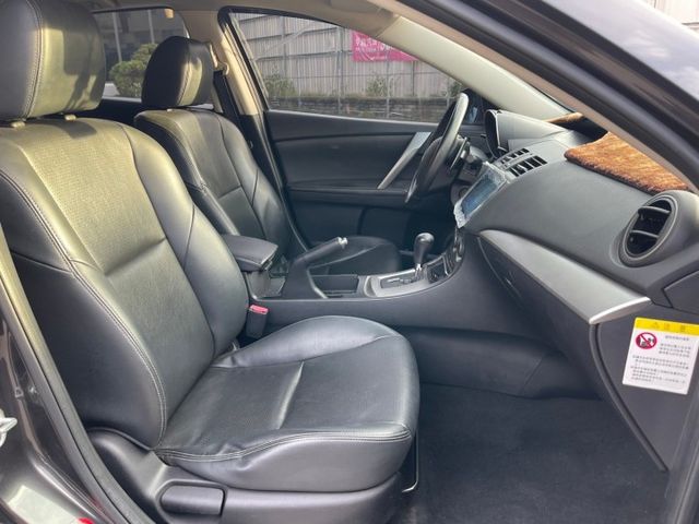 2010年 馬自達 MAZDA3 灰2.0電動天窗/抬頭顯示器/衛星導航/換檔撥片/方向盤快控鍵/I-KEY/按鈕式發車  第15張相片