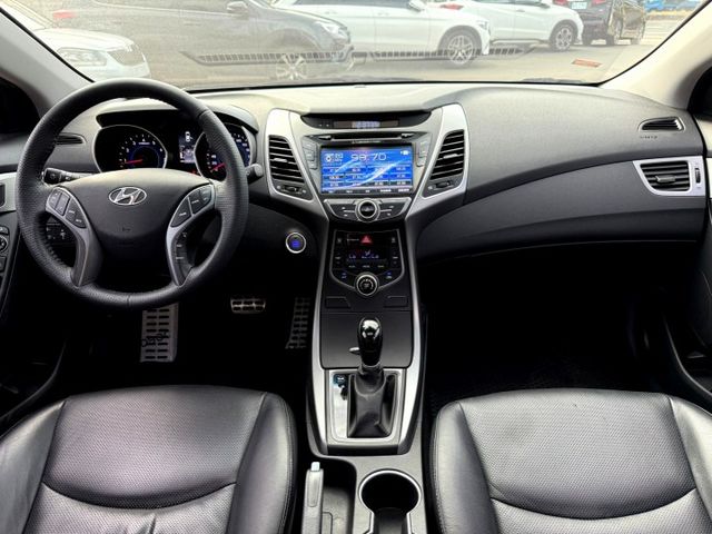 2016年 Hyundai Elantra 旗艦版 白1.8小改款 電動天窗/空力套件/液晶螢幕/方向盤快控鍵/倒車雷達  第6張相片