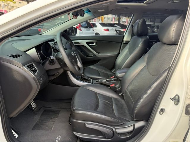 2016年 Hyundai Elantra 旗艦版 白1.8小改款 電動天窗/空力套件/液晶螢幕/方向盤快控鍵/倒車雷達  第7張相片