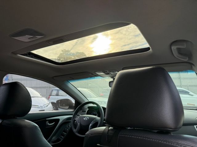 2016年 Hyundai Elantra 旗艦版 白1.8小改款 電動天窗/空力套件/液晶螢幕/方向盤快控鍵/倒車雷達  第9張相片