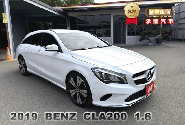 2019年 賓士 CLA200 白 1.6 總代理~渦輪出風口/氣氛燈/沙漏氣氛燈/雙前座跑車座椅/雙前座椅電動調整  第1張相片