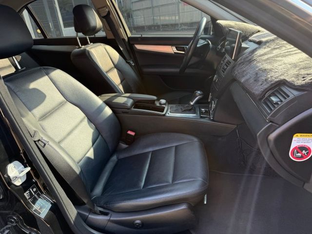 2010年 賓士 C300 黑 3.0 電動天窗/中控螢幕/雙前座電動椅/宽版液晶螢幕/倒車顯影/恆溫空調/方向盤快控鍵  第8張相片