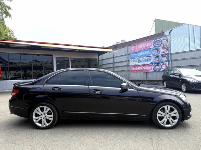 2010年 賓士 C300 黑 3.0 電動天窗/中控螢幕/雙前座電動椅/宽版液晶螢幕/倒車顯影/恆溫空調/方向盤快控鍵  第11張相片