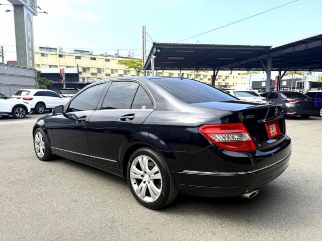 2010年 賓士 C300 黑 3.0 電動天窗/中控螢幕/雙前座電動椅/宽版液晶螢幕/倒車顯影/恆溫空調/方向盤快控鍵  第13張相片