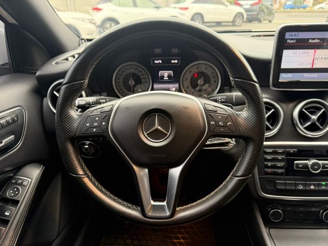 2014年BENZ,A200,白,1.6,全景天窗,液晶螢幕,方向盤多功能鍵,渦輪增壓,電動座椅,電動腰靠,賽車椅...  第7張相片