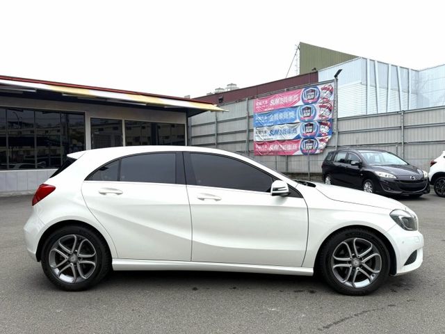 2014年BENZ,A200,白,1.6,全景天窗,液晶螢幕,方向盤多功能鍵,渦輪增壓,電動座椅,電動腰靠,賽車椅...  第15張相片