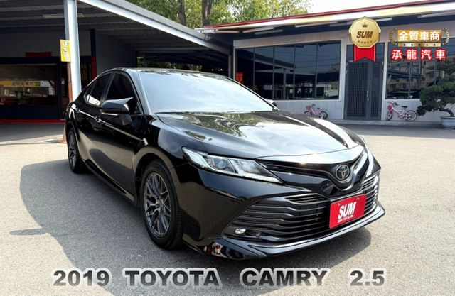 2019年 豐田 CAMRY 黑 2.5 大改款/LED頭燈/方向盤快控鍵/雙駕駛座電動椅/盲點偵測警示系統/I-KEY  第1張相片