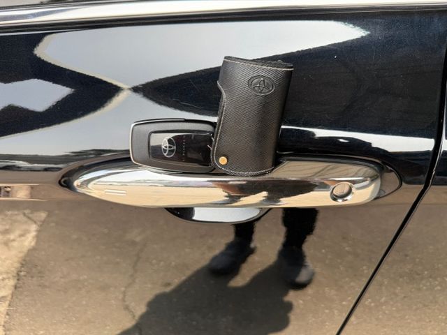 2019年 豐田 CAMRY 黑 2.5 大改款/LED頭燈/方向盤快控鍵/雙駕駛座電動椅/盲點偵測警示系統/I-KEY  第2張相片