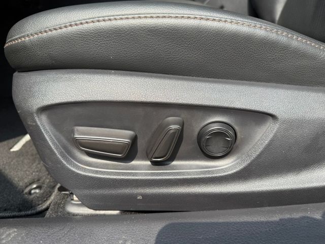 2019年 豐田 CAMRY 黑 2.5 大改款/LED頭燈/方向盤快控鍵/雙駕駛座電動椅/盲點偵測警示系統/I-KEY  第12張相片