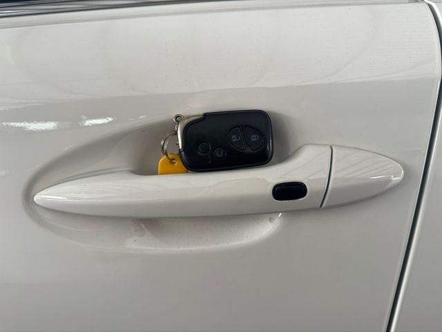 2006年 凌志 IS250白2.5 升級新款空力套件/電動天窗/電動座椅/I-KEY/倒車雷達/方向盤快控揵/胎壓監控  第2張相片