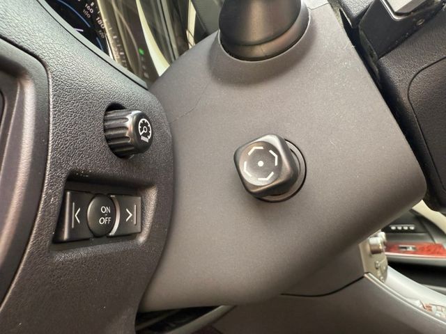 2006年 凌志 IS250白2.5 升級新款空力套件/電動天窗/電動座椅/I-KEY/倒車雷達/方向盤快控揵/胎壓監控  第9張相片