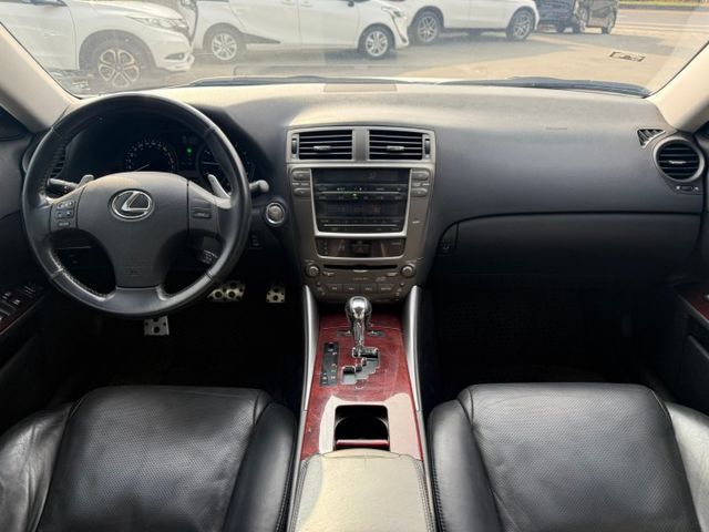 2006年 凌志 IS250白2.5 升級新款空力套件/電動天窗/電動座椅/I-KEY/倒車雷達/方向盤快控揵/胎壓監控  第15張相片