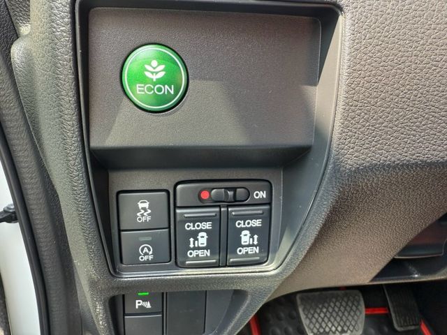 2015年 Honda Odyssey 白 2.4 Apex 電動天窗/環景影像/方向盤快控鍵/雙電動滑門/i-key  第3張相片