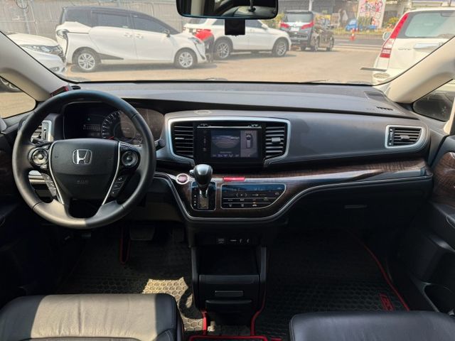2015年 Honda Odyssey 白 2.4 Apex 電動天窗/環景影像/方向盤快控鍵/雙電動滑門/i-key  第13張相片