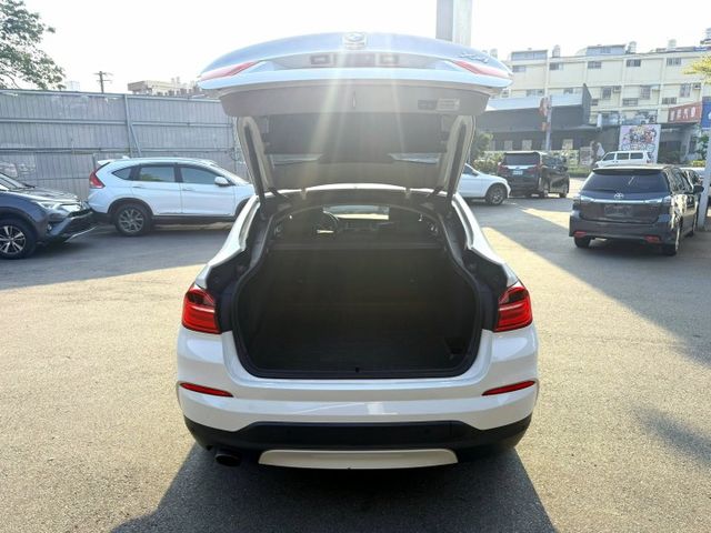 2017年式 BMW X4 20i xDrive 總代理~盲點偵測/車道偏移/I-KEY/摸門解鎖/環景系統/電動尾門  第14張相片