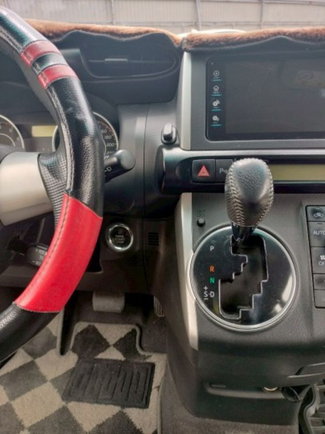2010年 豐田 WISH 黑 2.0 免鑰匙啟動車門鎖/I-KEY/駕駛座電動調整/前霧燈/中控螢幕/衛星導航  第15張相片