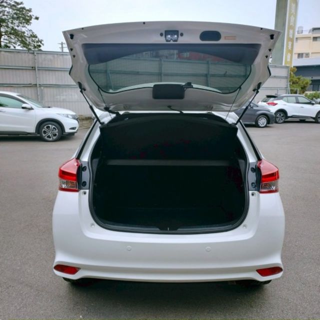 2018年 豐田 YARIS 白 1.5 液晶螢幕/衛星導航/I-KEY/按鈕式發車/方向盤快控鍵/胎壓監控/倒車顯影  第20張相片