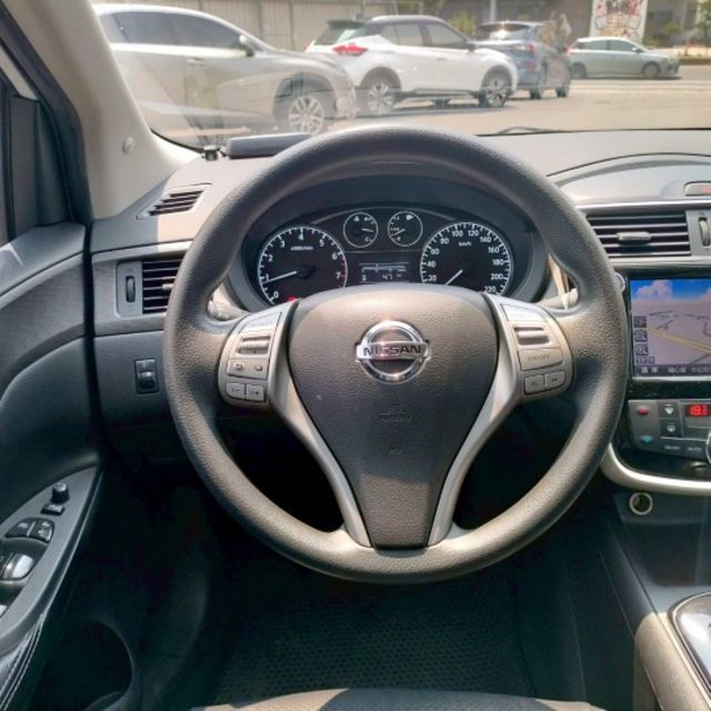 2018年 日產 TIIDA 白 1.6 旗艦版 方向盤快控鍵/LED尾燈/中控螢幕/衛星導航/免鑰匙啟動車門鎖  第8張相片