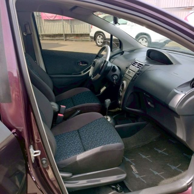 2010年 豐田 YARIS 紫 1.5 後霧燈/方向盤快控鍵/倒車雷達/電動後視鏡/後視鏡指示燈/頭燈水平調整  第3張相片