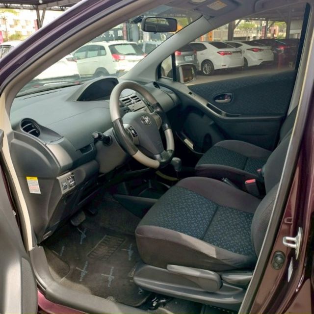 2010年 豐田 YARIS 紫 1.5 後霧燈/方向盤快控鍵/倒車雷達/電動後視鏡/後視鏡指示燈/頭燈水平調整  第5張相片