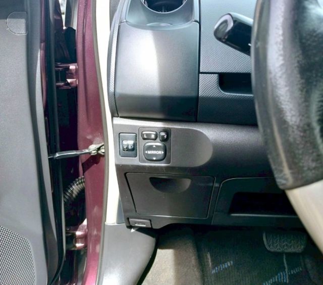2010年 豐田 YARIS 紫 1.5 後霧燈/方向盤快控鍵/倒車雷達/電動後視鏡/後視鏡指示燈/頭燈水平調整  第7張相片