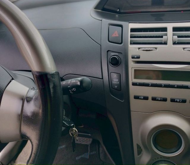 2010年 豐田 YARIS 紫 1.5 後霧燈/方向盤快控鍵/倒車雷達/電動後視鏡/後視鏡指示燈/頭燈水平調整  第8張相片